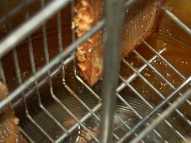 Mézpergető gép belseje friss léppel mézpergetés közben